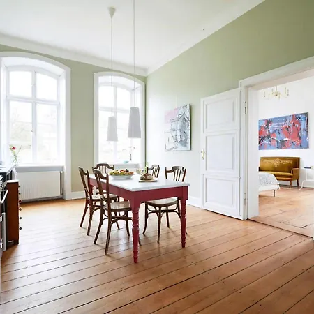 Holiday home Elegant, Sun-flooded In Mecklenburg Alt Suhrkow